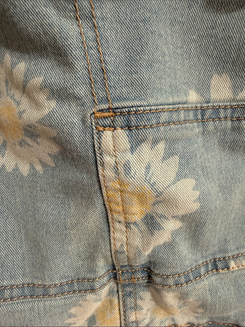 No Boundaries Light Blue Daisy Print Denim Short Overalls - Picture 4 of 4